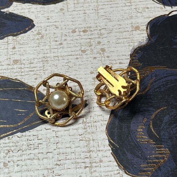 Vintage 90s Faux Pearl and Gold Flower Clip On Earrings - Picture 3 of 5